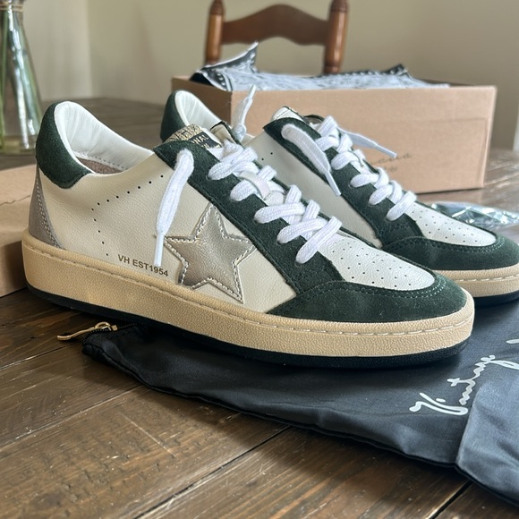 💜 SOLD 💜 NIB Vintage Havana Winifred court sneakers. Size 7.5 - Picture 1 of 12